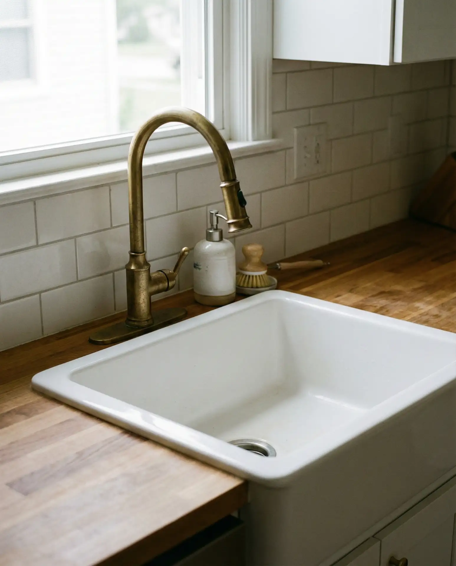 Farmhouse Apron Sink in White Fireclay 2