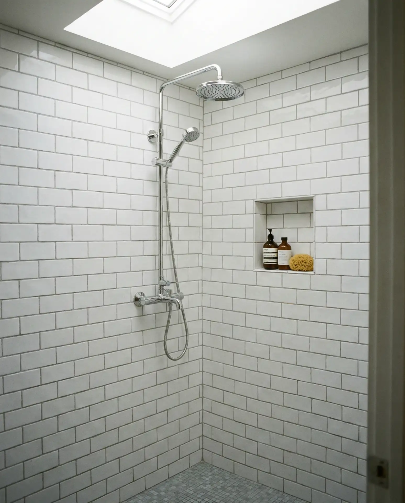 White Subway Tile with Contrasting Grout 1
