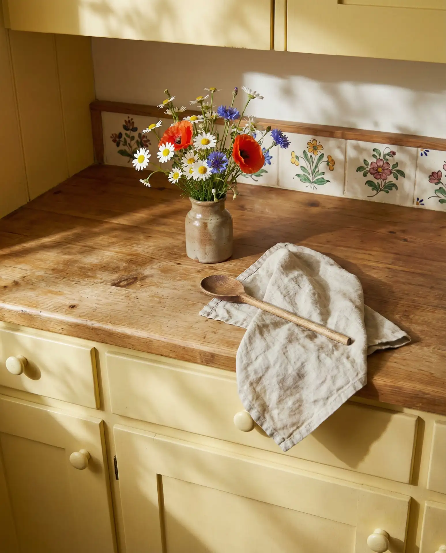 Acnh-Inspired Cottage Kitchen with Soft Whimsy 2