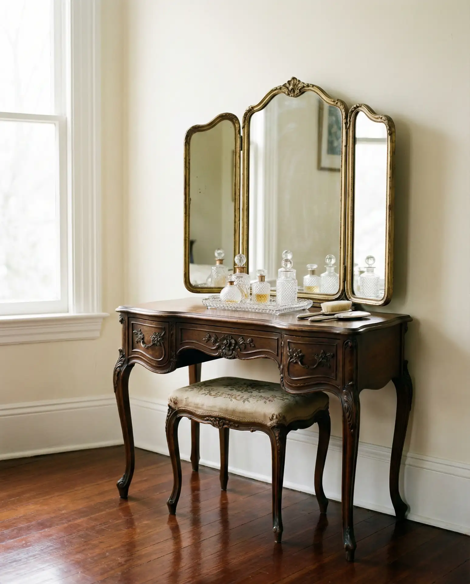 Elegant Vintage Bedroom With Antique Vanity 2