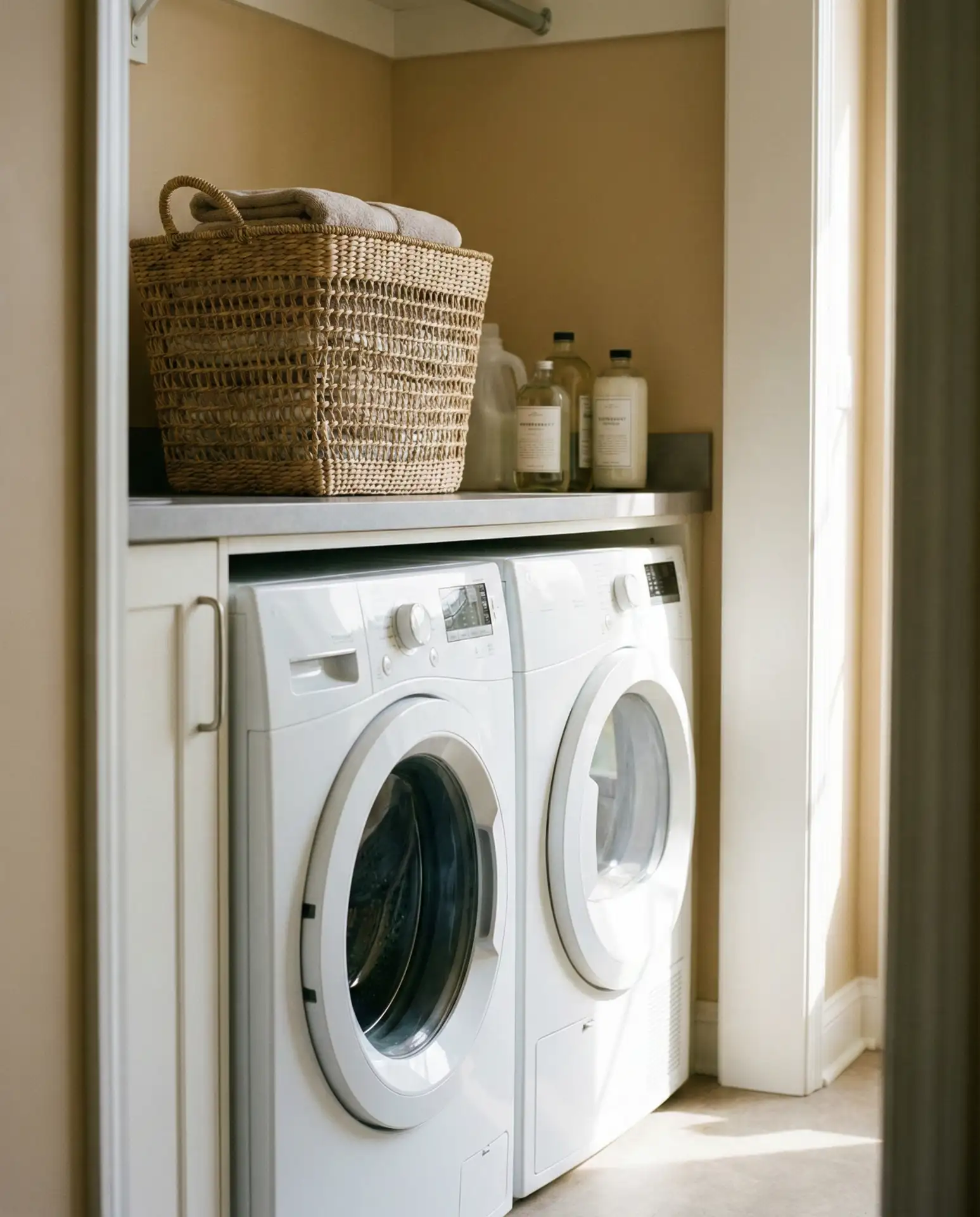 Stackable Washer and Dryer with Countertop 2