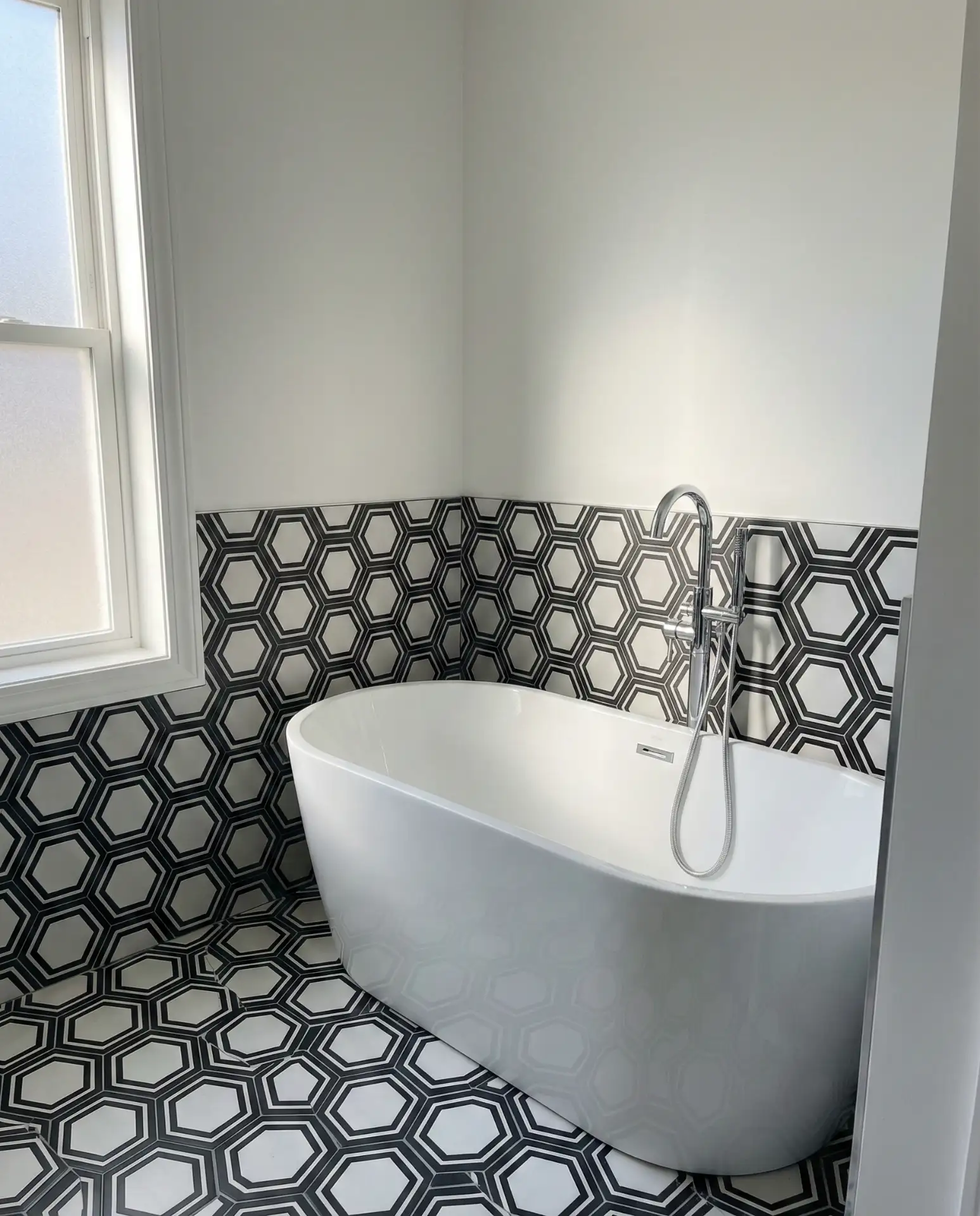 Stylish Tub Tile in Geometric Patterns 2