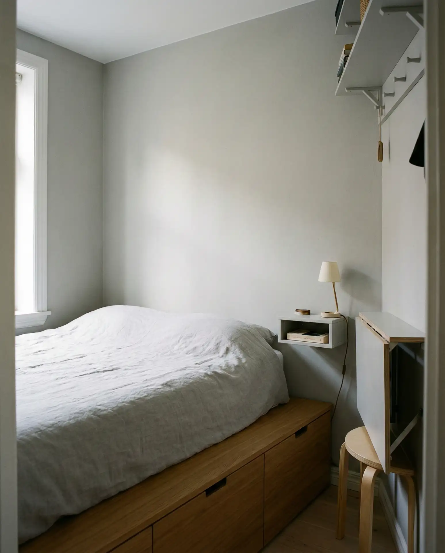 Tiny Guest Nook Maximizing Every Inch 1