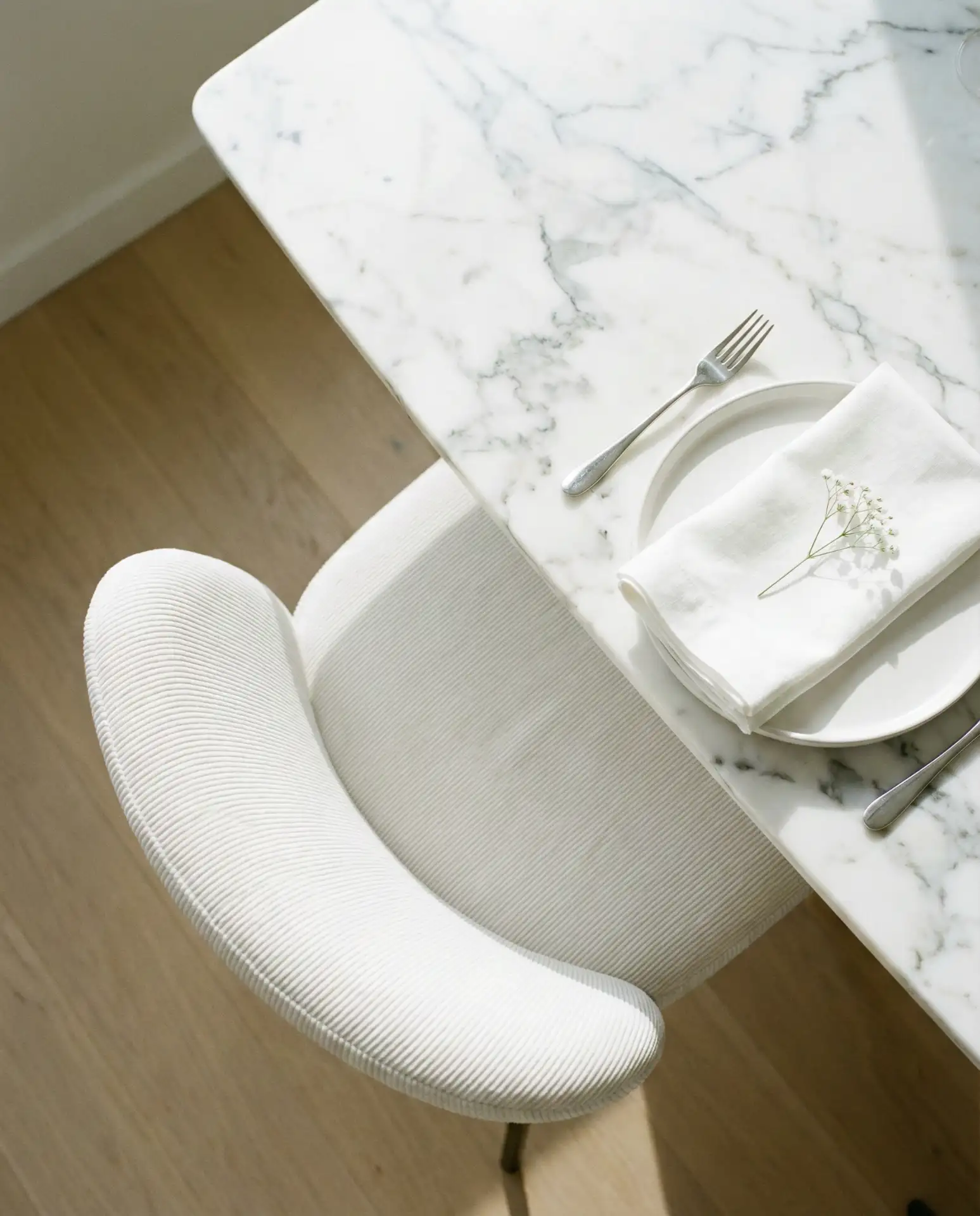 White Dining Chairs That Keep Things Light and Open 2