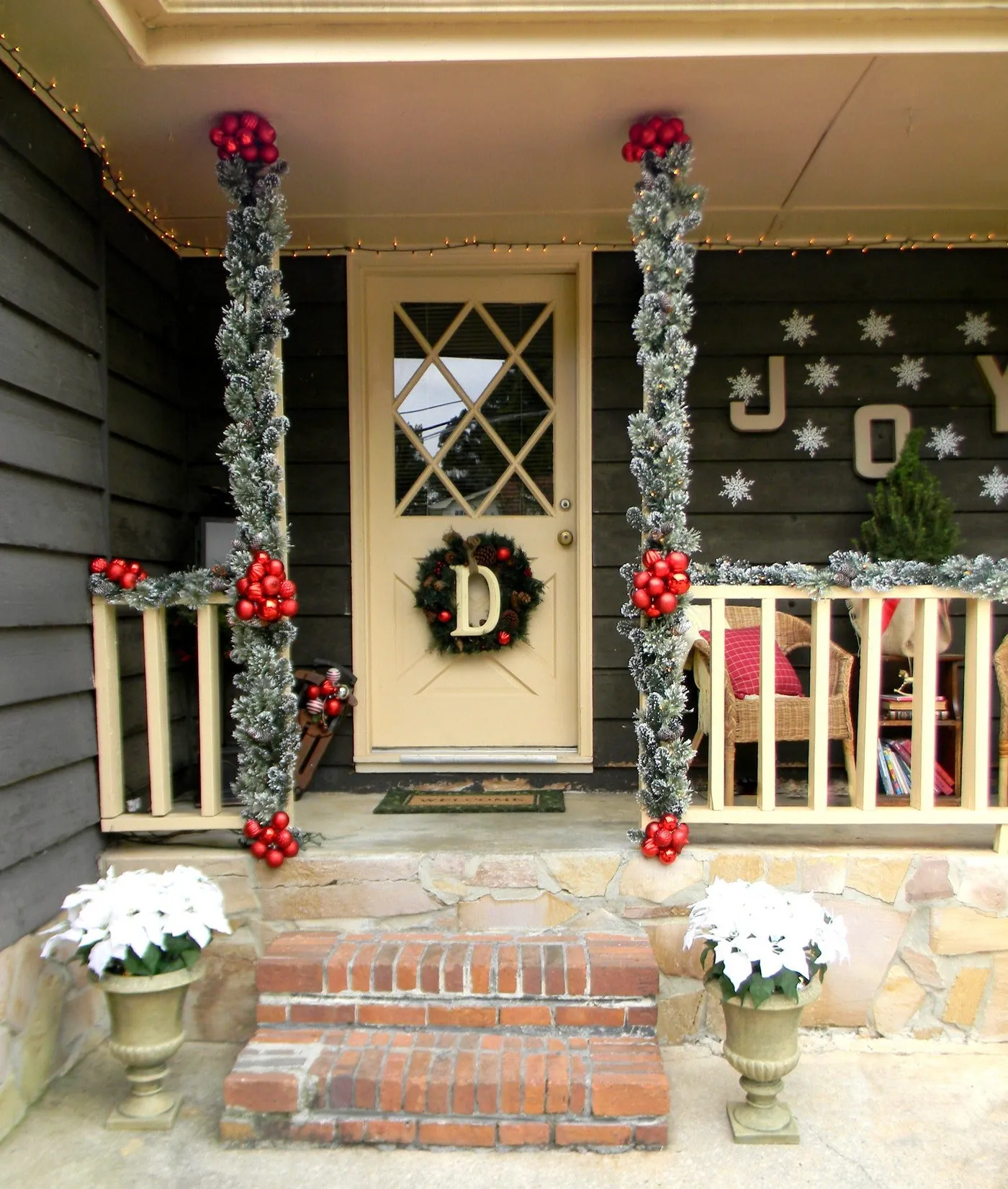 10 Amazing Holiday Decorated Porches