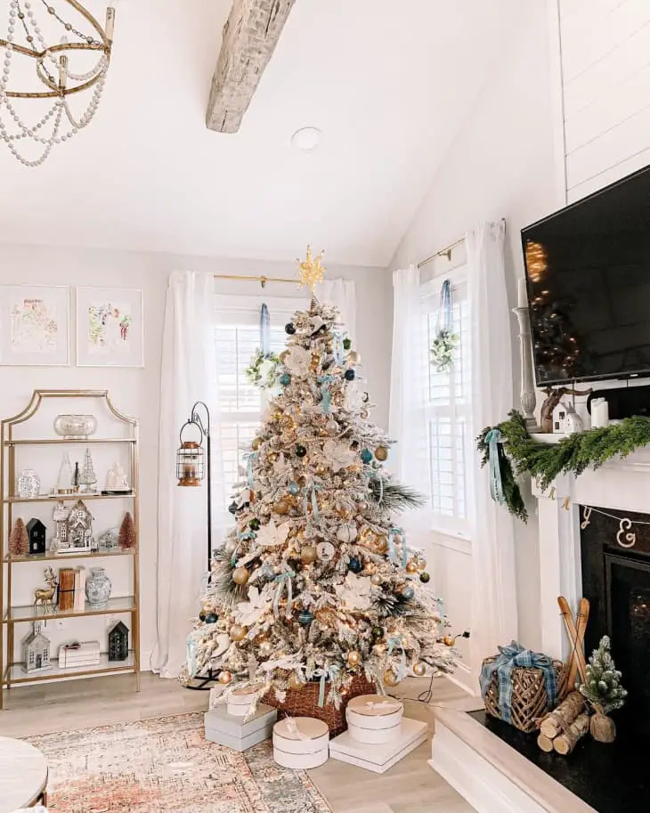 10 Christmas Color Schemes - Decorating Ideas for 2022 | Apartment Therapy