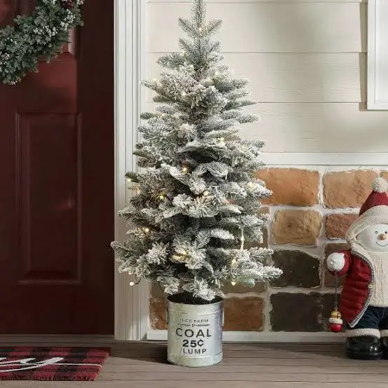12 Best Farmhouse Christmas Decorations 2025 | HGTV