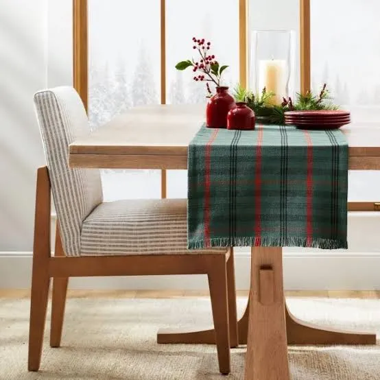 12 Best Holiday Table Runners 2021 | HGTV