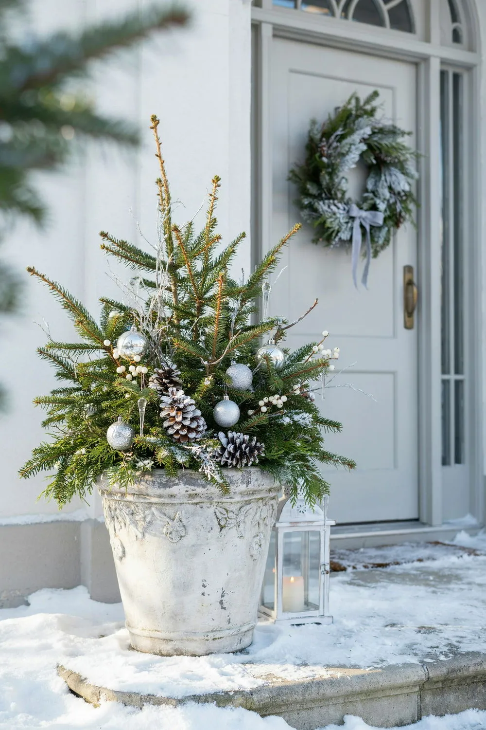 12 DIY Christmas Planters Using Evergreen Branches and Pinecones for a  Festive Porch | DIY Garden