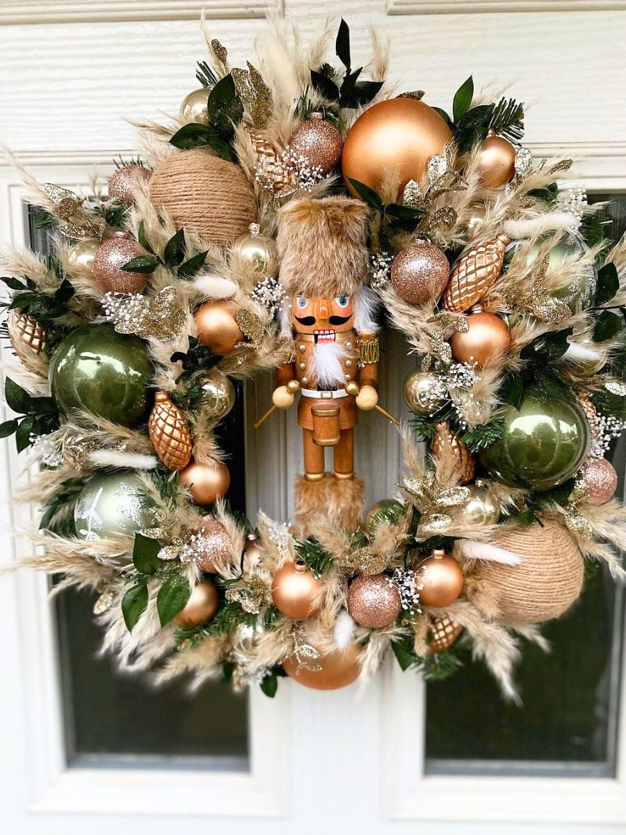 12 Holiday Wreath Ideas to Elevate Christmas Décor