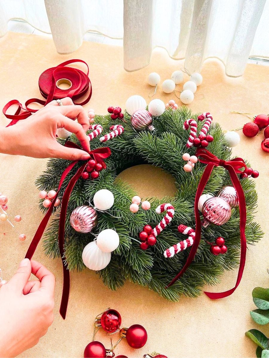 12 Holiday Wreath Ideas to Elevate Christmas Décor