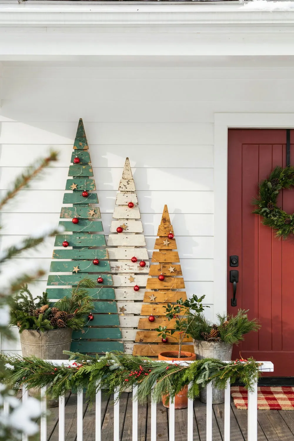 13 DIY Outdoor Christmas Decorations Under $20 That Look Surprisingly Expensive | DIY Garden