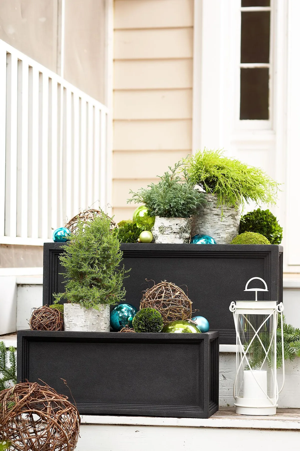 14 Winter Planter Ideas for Holiday Cheer
