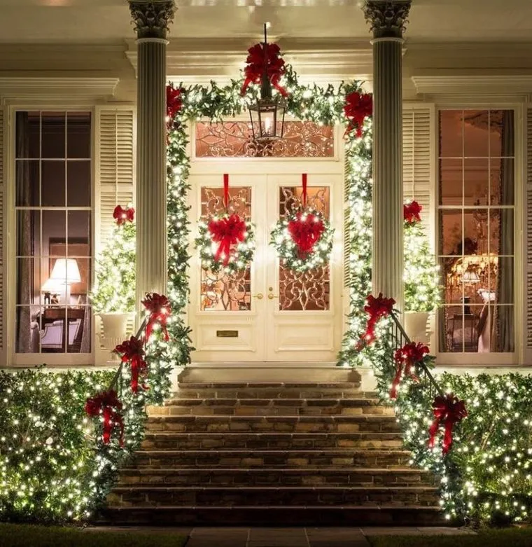 20 Christmas Porch Decorations - Craftsy Hacks
