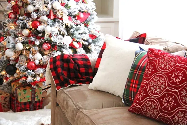 20 Traditional Christmas Tree Ideas, Decorations and Ornaments! (With Home Tours!) • The Budget Decorator