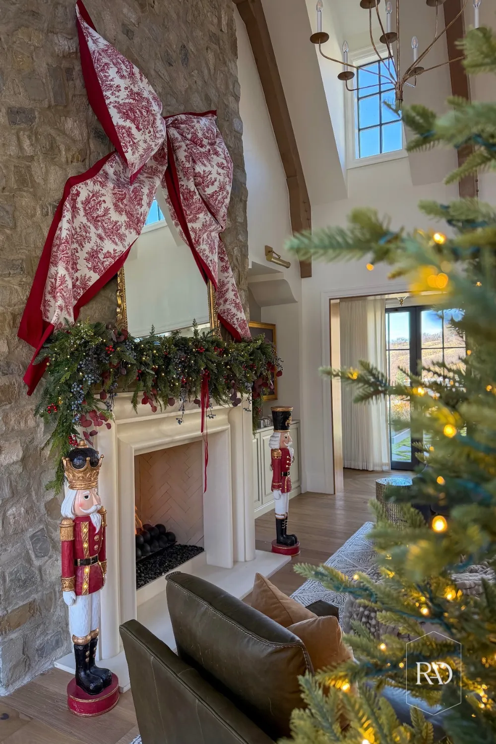 2025 Classic Christmas Mantle - Remington Avenue