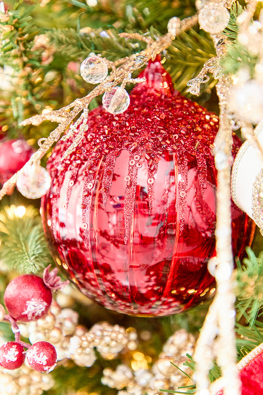 2026 Christmas Tree Trend Ideas: 8 Stunning Decorating Themes - Decorator's Warehouse