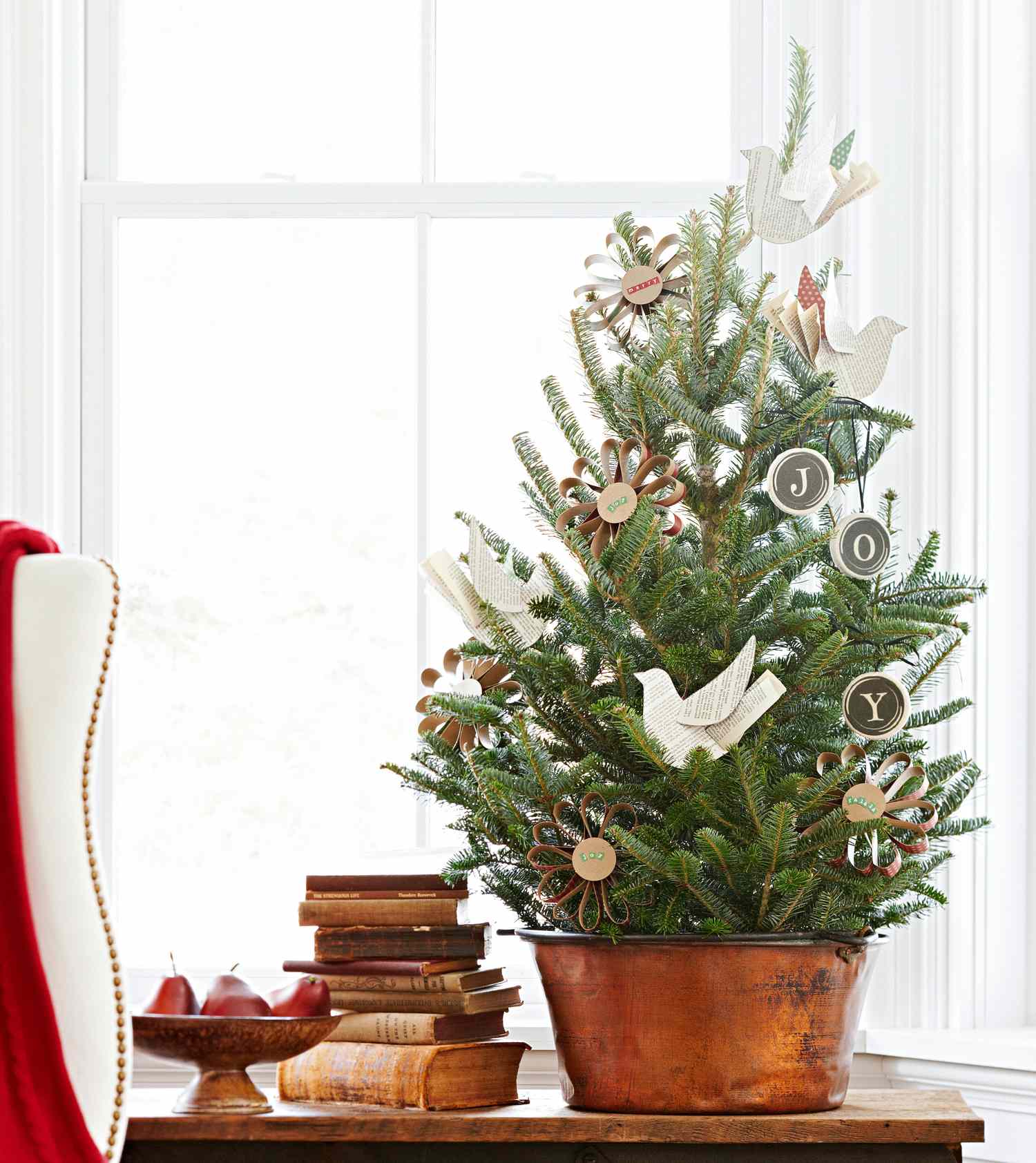 22 Colorful Tabletop Tree Christmas Decorations for a Small Space