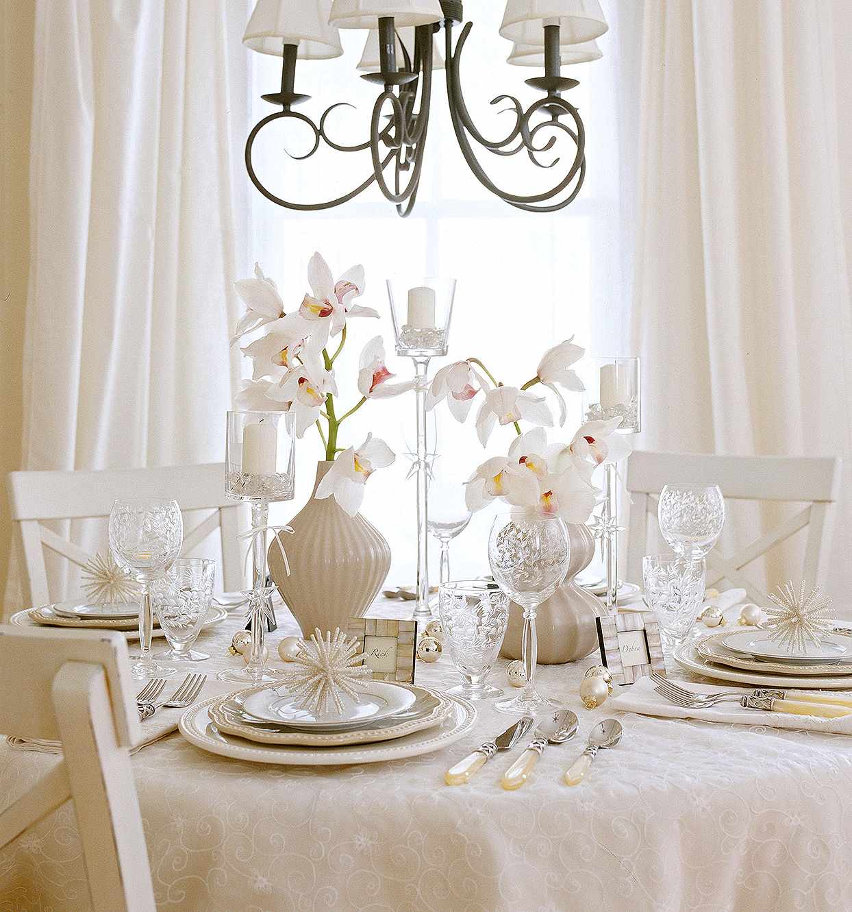 22 New Year's Table Decorations to Add Festive Flair