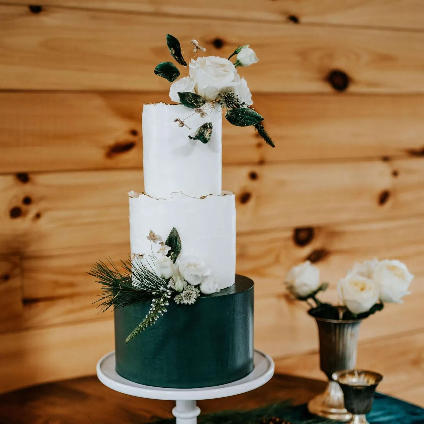 22 Seasonal Wedding Cake Ideas for a Winter Wedding