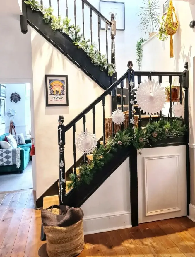 25 Christmas Staircase Decoration Ideas for a Festive Home