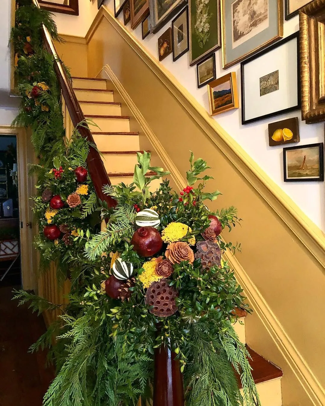 25 Christmas Staircase Decoration Ideas for a Festive Home