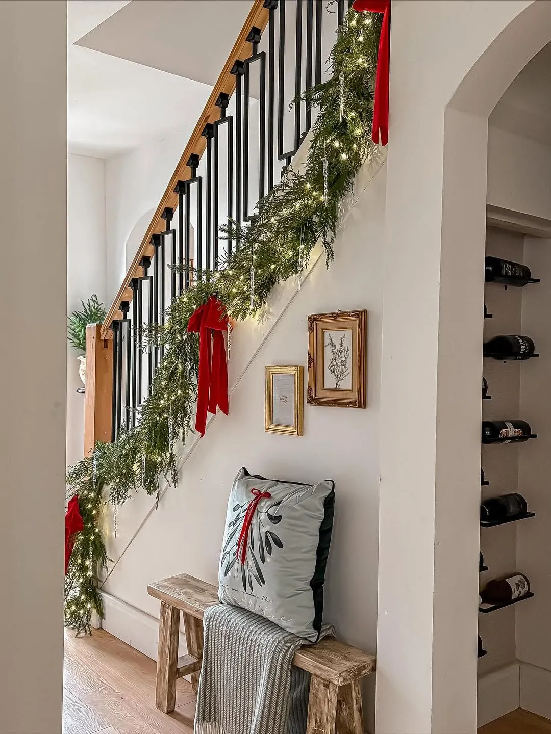 25 Christmas Staircase Decoration Ideas for a Festive Home