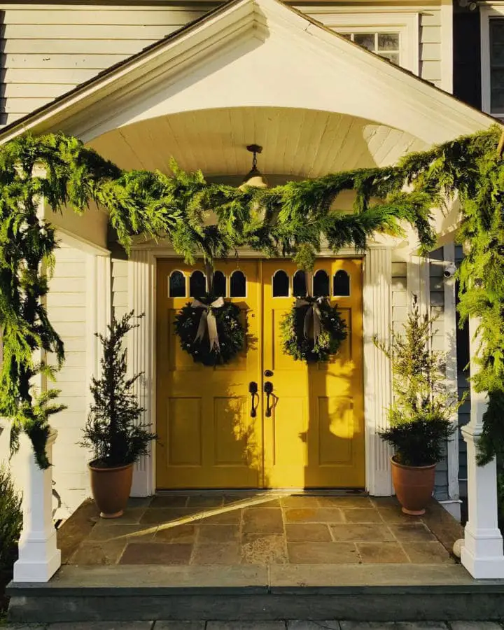 30 simple DIY Christmas front door decor ideas for modern touch