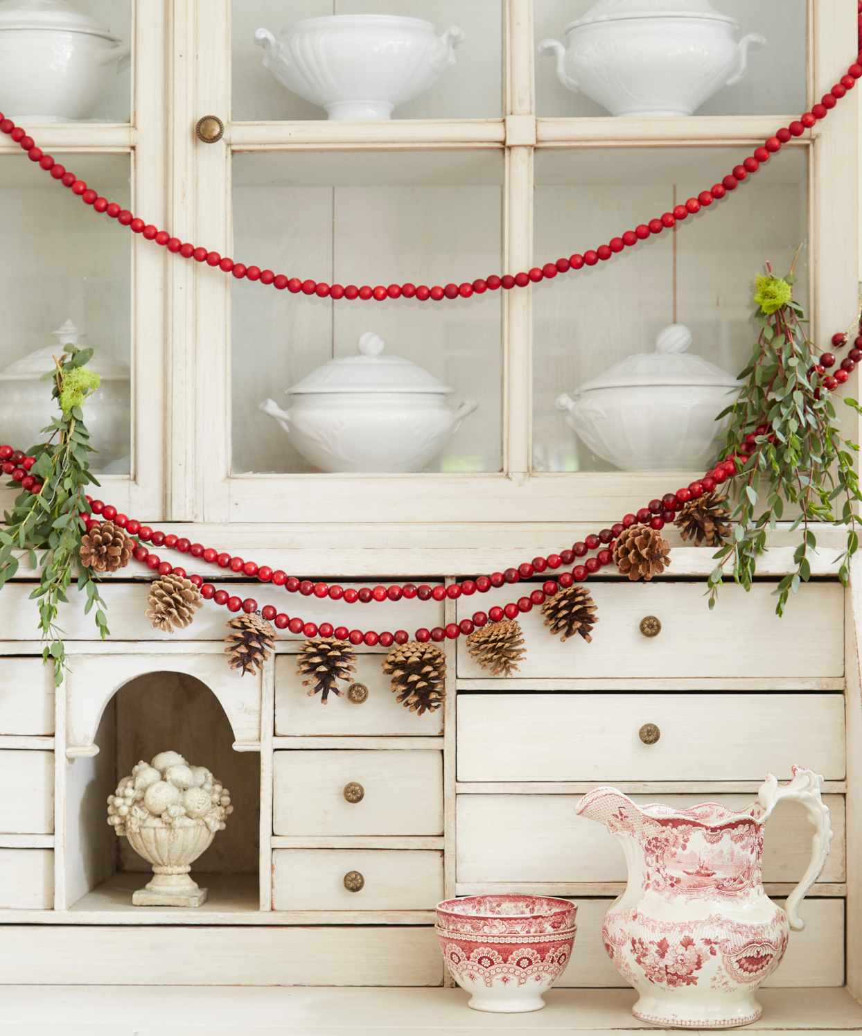 32 Festive Ideas for Decorating with Pinecones