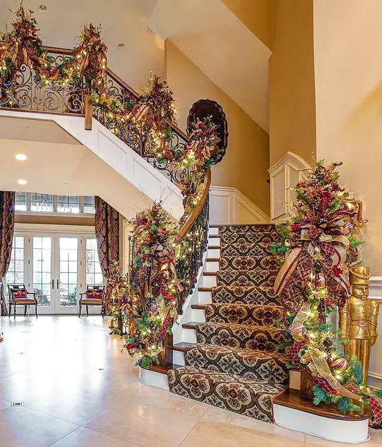 33 Christmas Decorating Ideas for Festive Staircase Designs