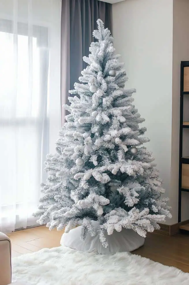 39 White Christmas Tree Decorations for a Festive Holiday Display