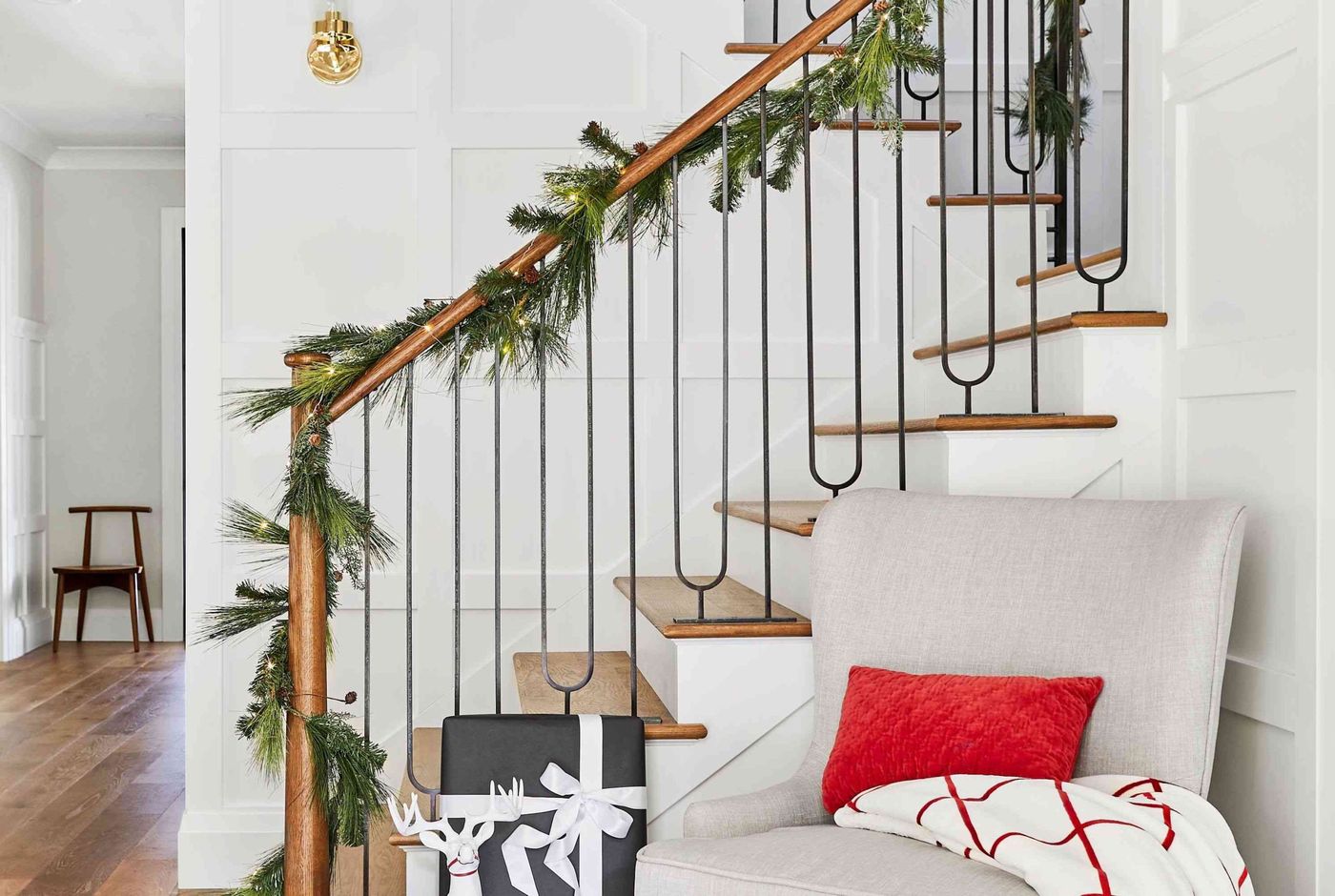 40 Beautiful Staircase Decorations For Christmas