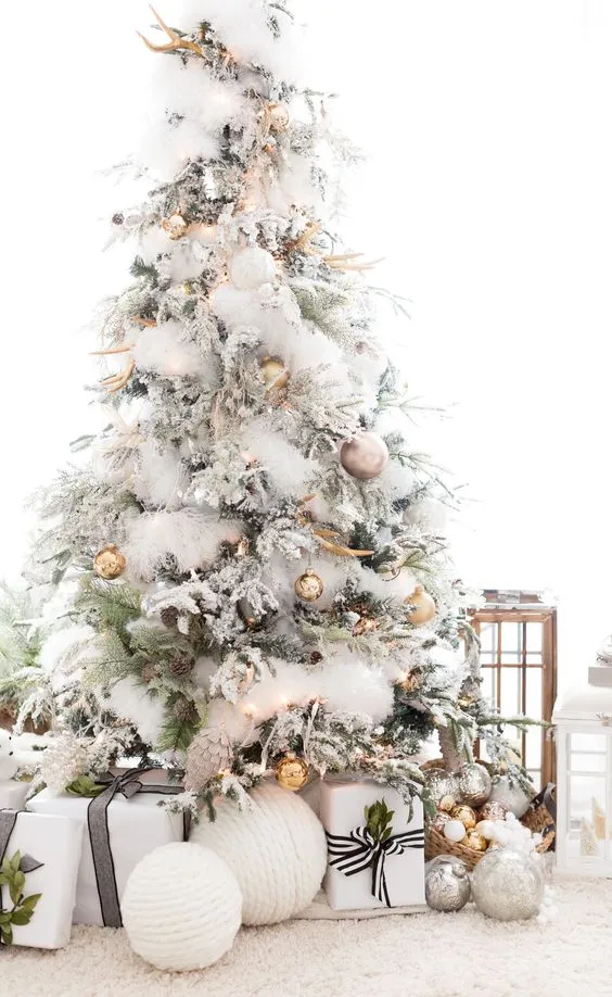 5 Stylish ways to decorate your Christmas tree with white - Daily Dream  Decor