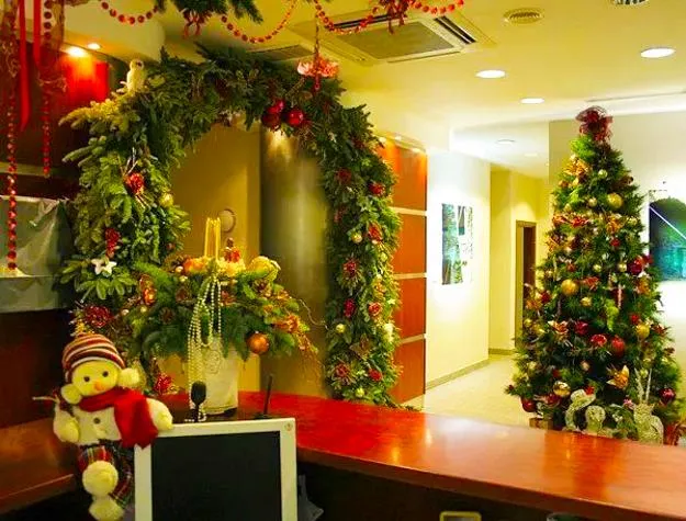 55 Versatile Christmas Ideas for Office Decorating, Winter Holiday  Decorations to Spread Joy