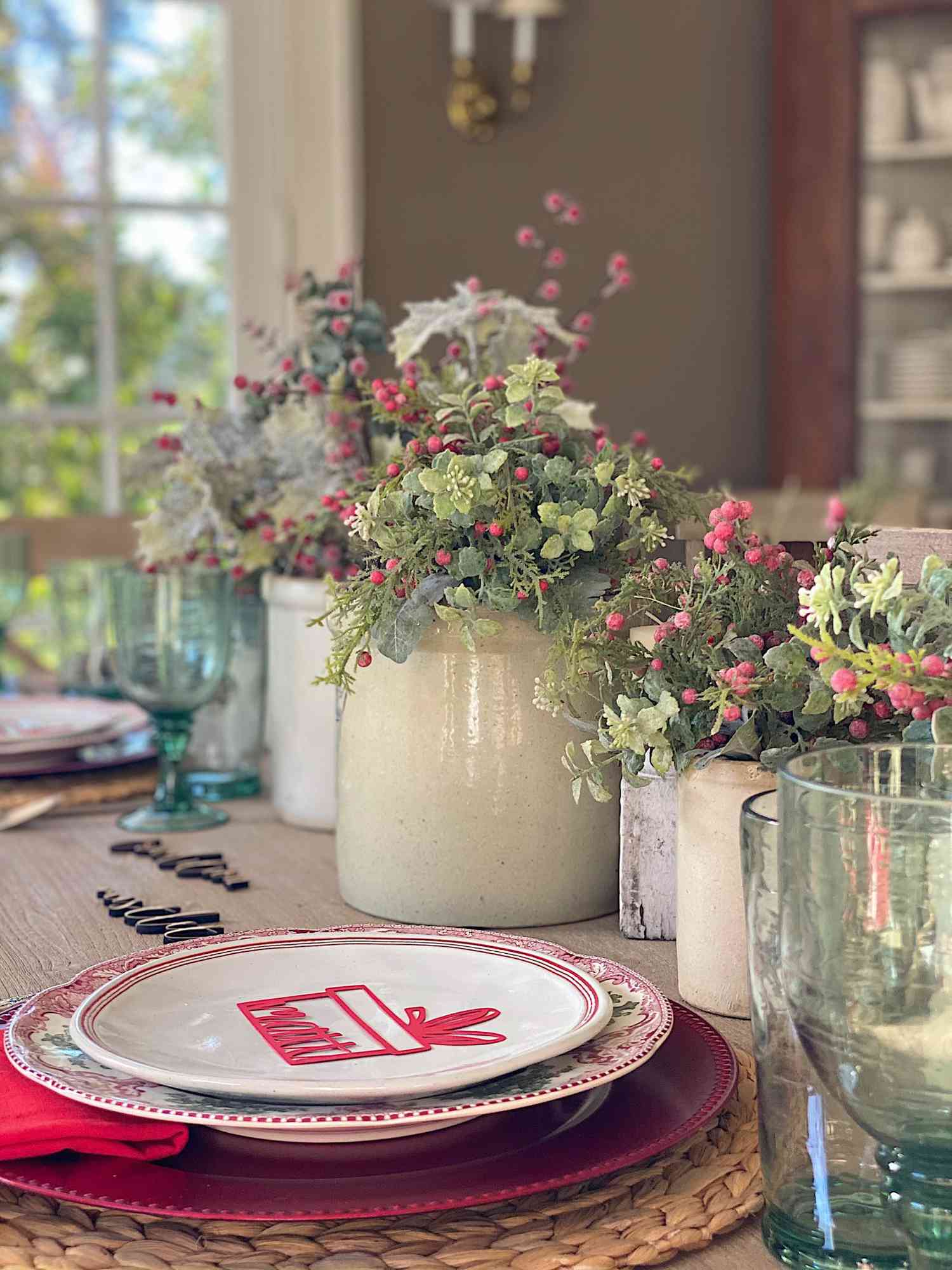 56 Christmas Table Decorating Ideas for Holiday Cheer