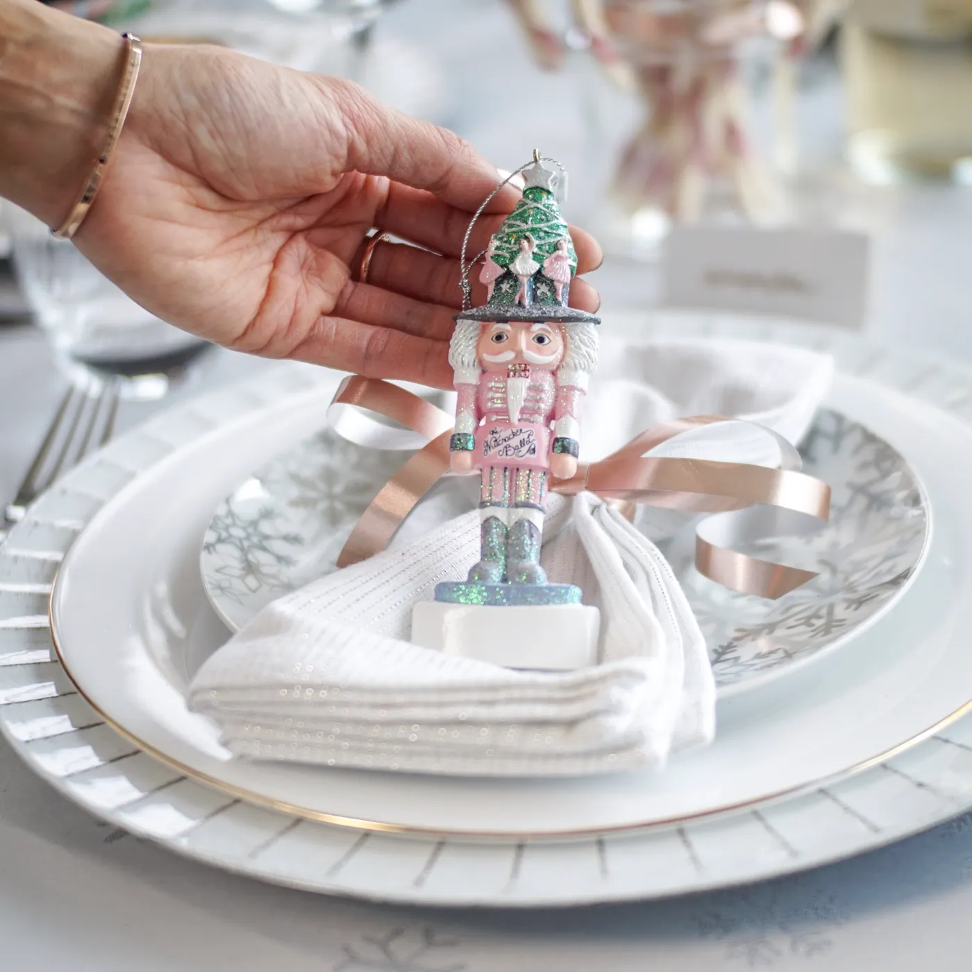6 WAYS TO CREATE A FESTIVE AND BRIGHT TABLESCAPE THIS HOLIDAY SEASON – All  Style Life