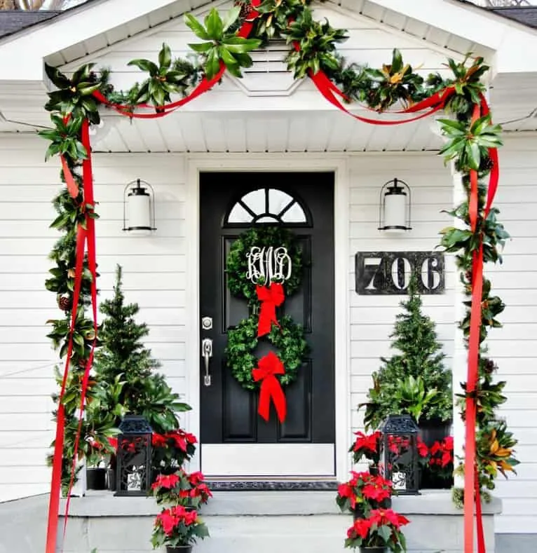 68 Pretty Front Porch Christmas Decorating Ideas for a Festive Welcome