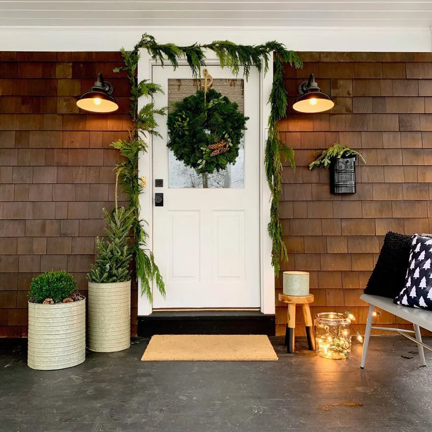 68 Pretty Front Porch Christmas Decorating Ideas for a Festive Welcome