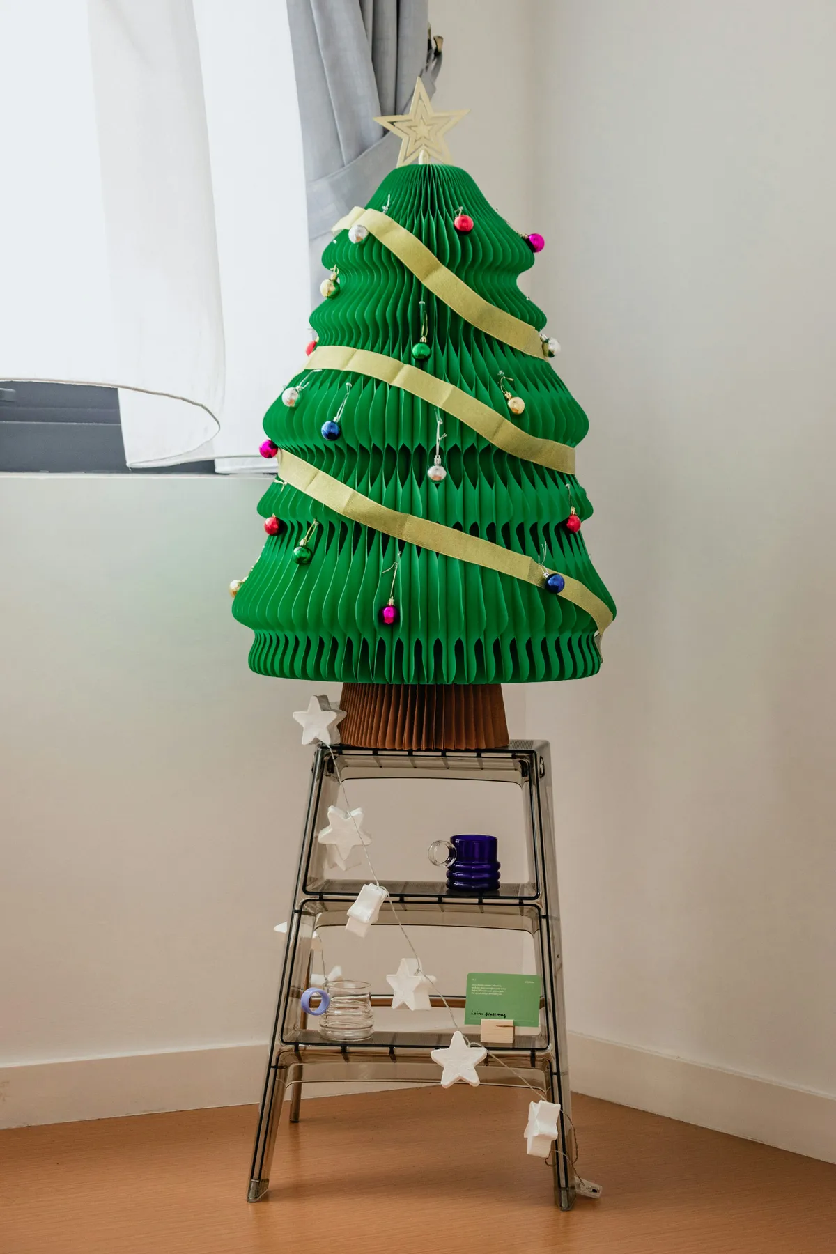 A christmas tree made out of green paper - Free Photo on Unsplash
