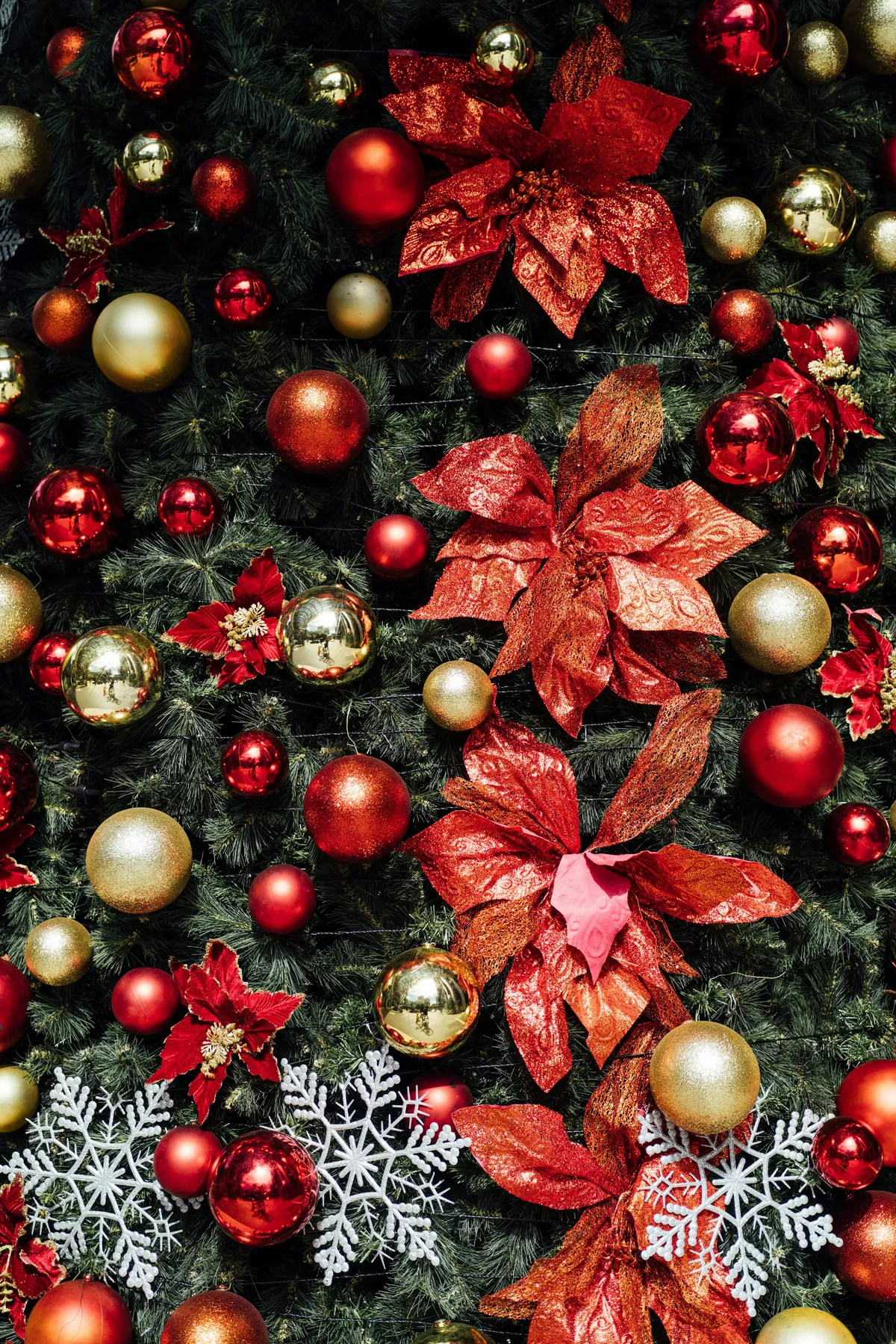 A christmas tree with red and gold ornaments - Free Photo on Unsplash