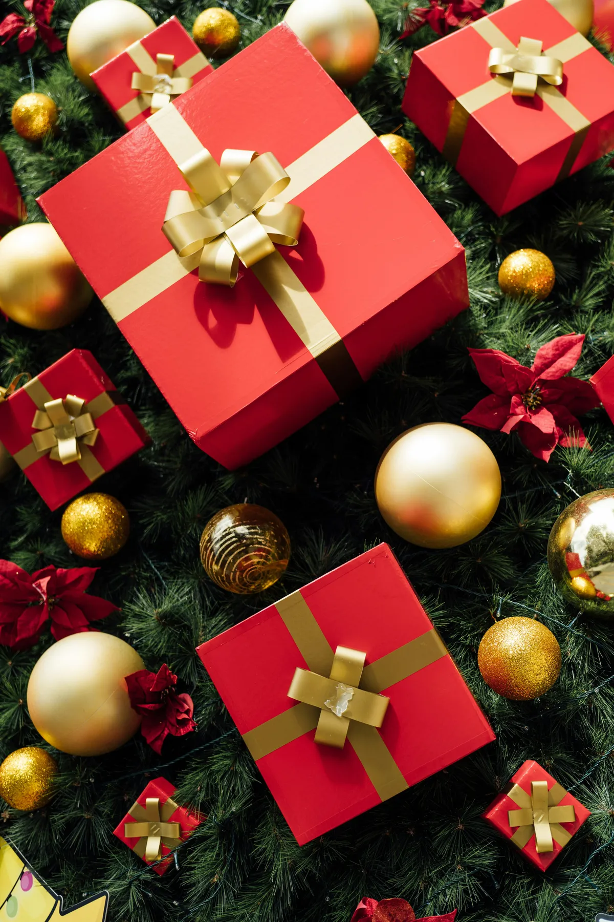 A christmas tree with red and gold presents - Free Photo on Unsplash