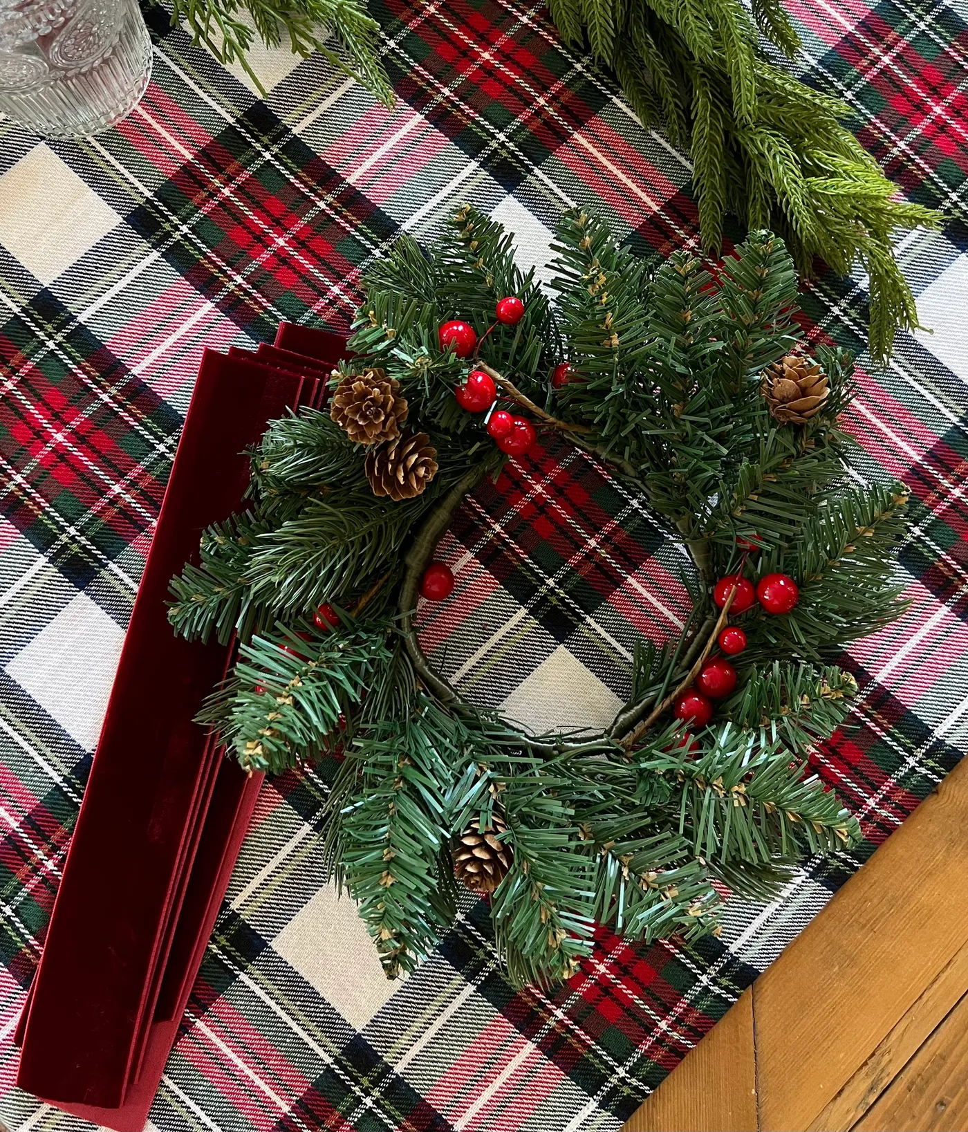 A Classic Christmas Table - A Thoughtful Place