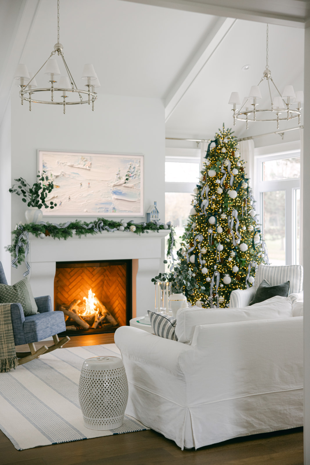 A Classic Coastal Christmas Living Room Tour - The Leslie Style