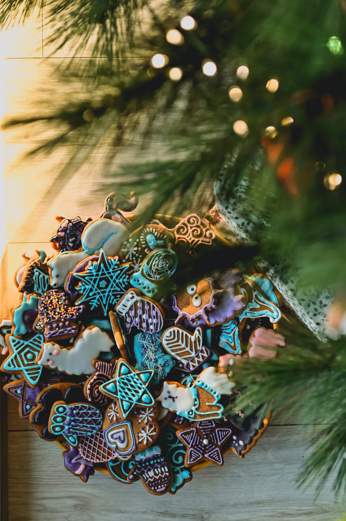 A close up of a bunch of cookies on a table