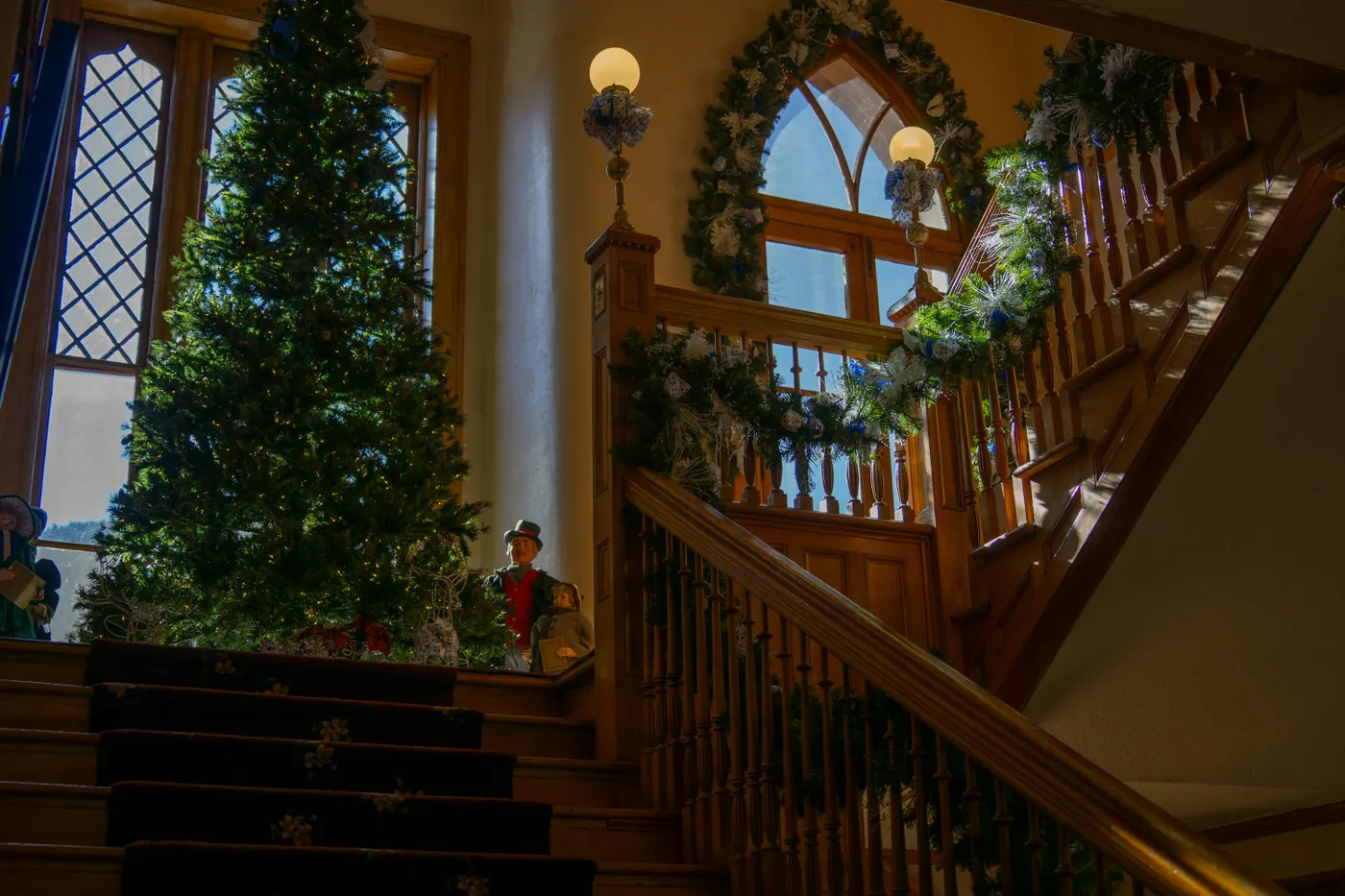 A grand staircase decorated for christmas holidays - Free Photo on Unsplash