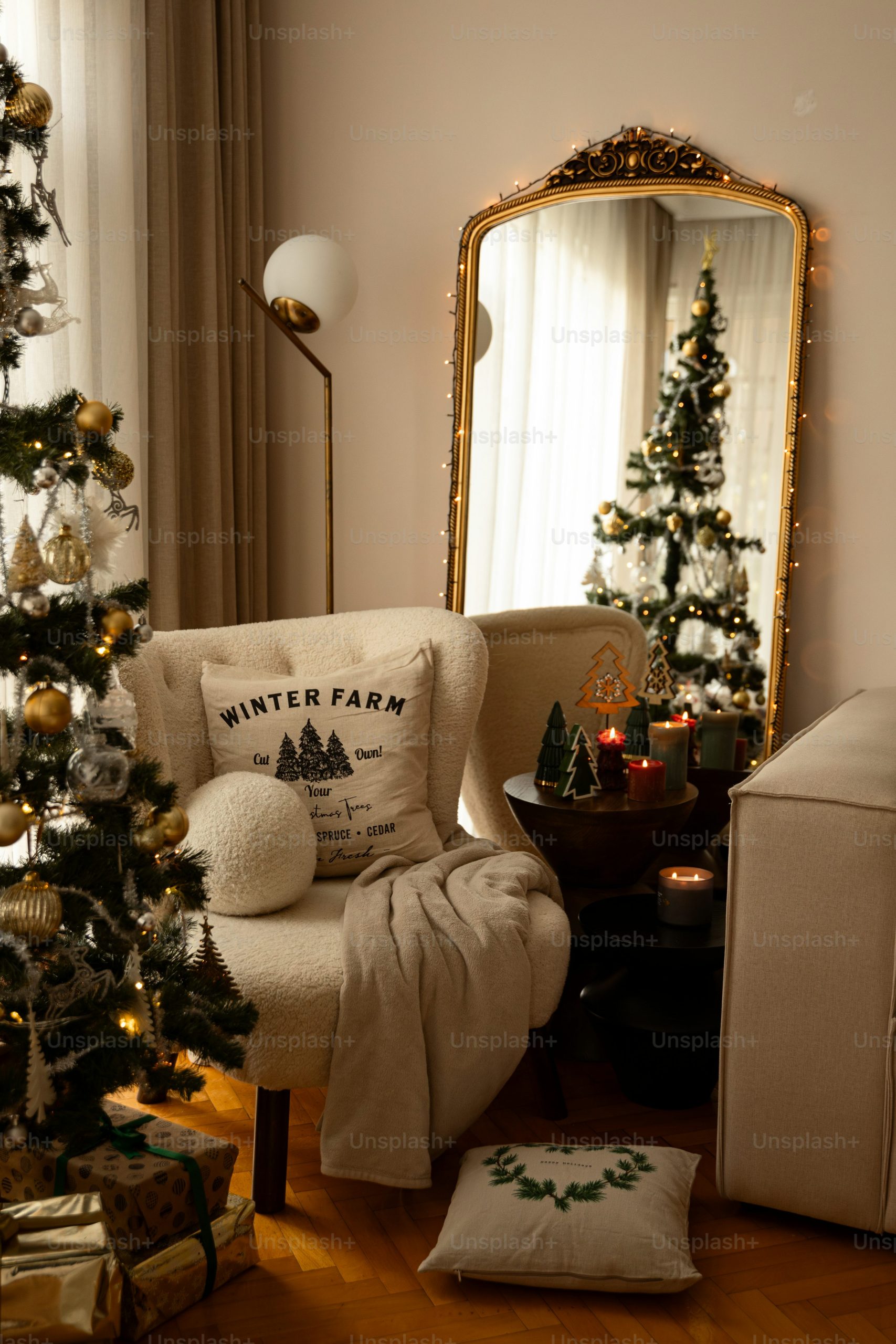 A living room with a christmas tree and a mirror - Photo on Unsplash+