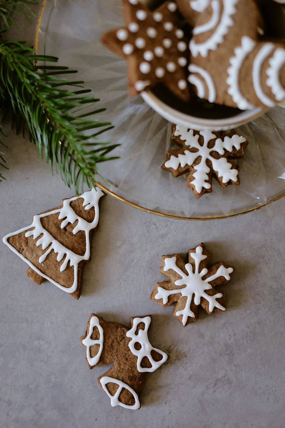 A plate of cookies decorated like christmas trees - Free Photo on Unsplash