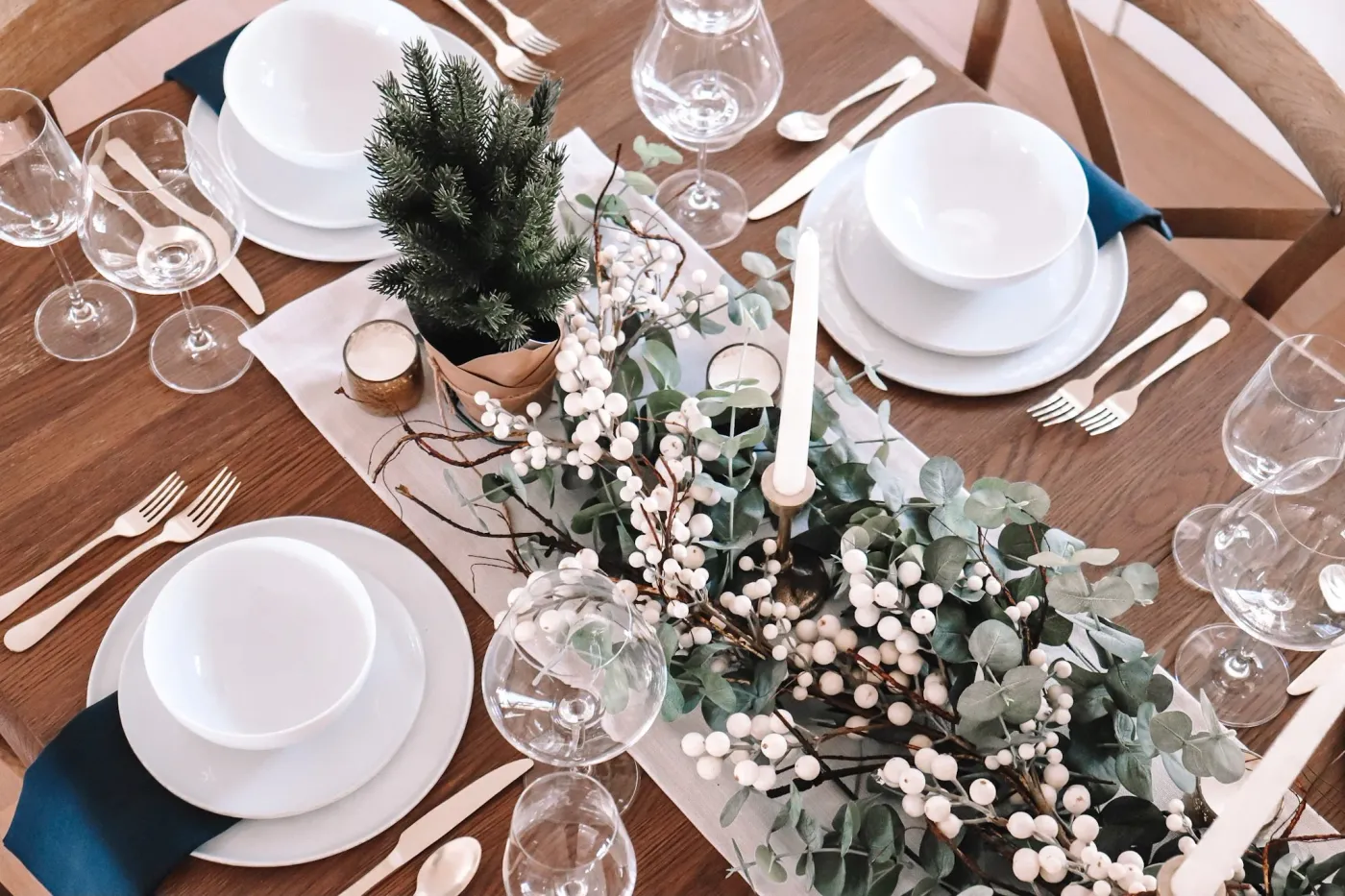 a simple, neutral holiday table setting — cerriously