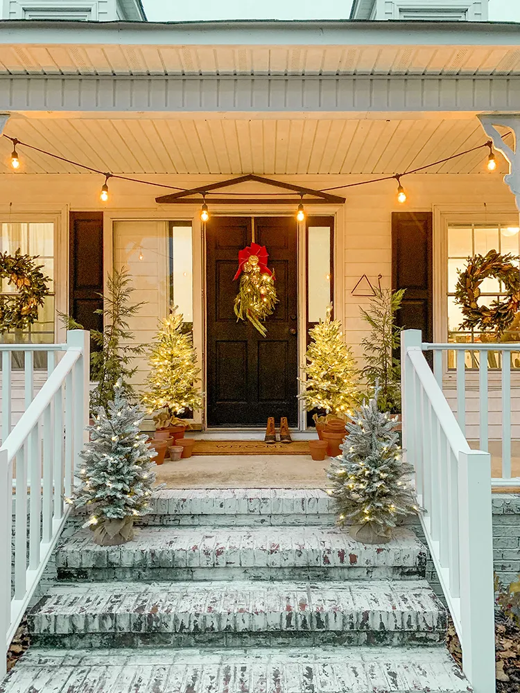 An Old Fashioned Christmas Front Porch Tour – It's A Wonderful Life Style |  We Lived Happily Ever After