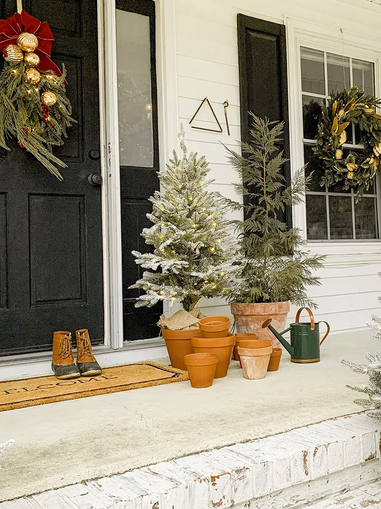 An Old Fashioned Christmas Front Porch Tour – It's A Wonderful Life Style |  We Lived Happily Ever After